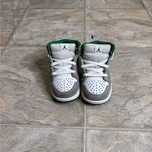 Air Jordan 1 Mid SE Grey Pine Green TD Shoe Size 5c White DC7250-103 Preowned